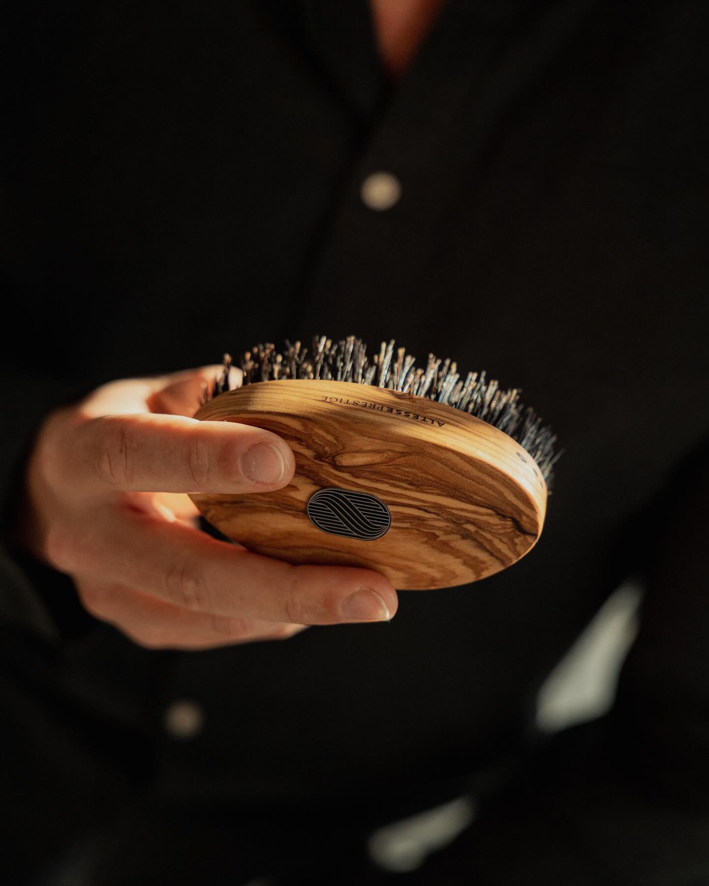 Artisan fabricant une brosse