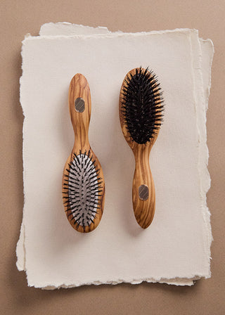 Routine capillaire nomade avec nos brosse à cheveux de soin et de démêlage Altesse Studio en format de voyage