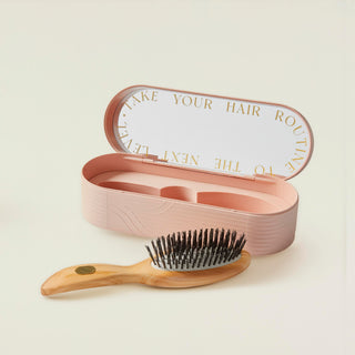 Brosse à cheveux dans une boite rose - Altesse Studio