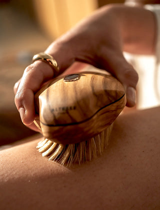 Drainage lymphatique : comment bien utiliser sa brosse corps et maîtriser l’art du brossage à sec ?