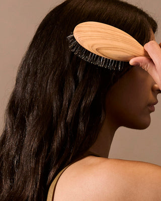 Les 100 coups de brosse : un geste culte et naturel pour de beaux cheveux