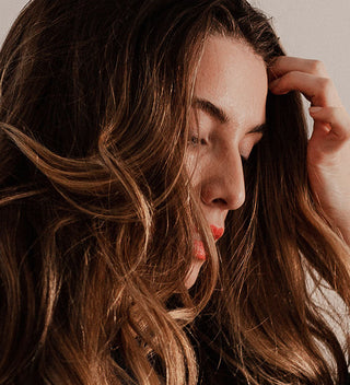 Routine cheveux épais : 3 astuces pour les discipliner