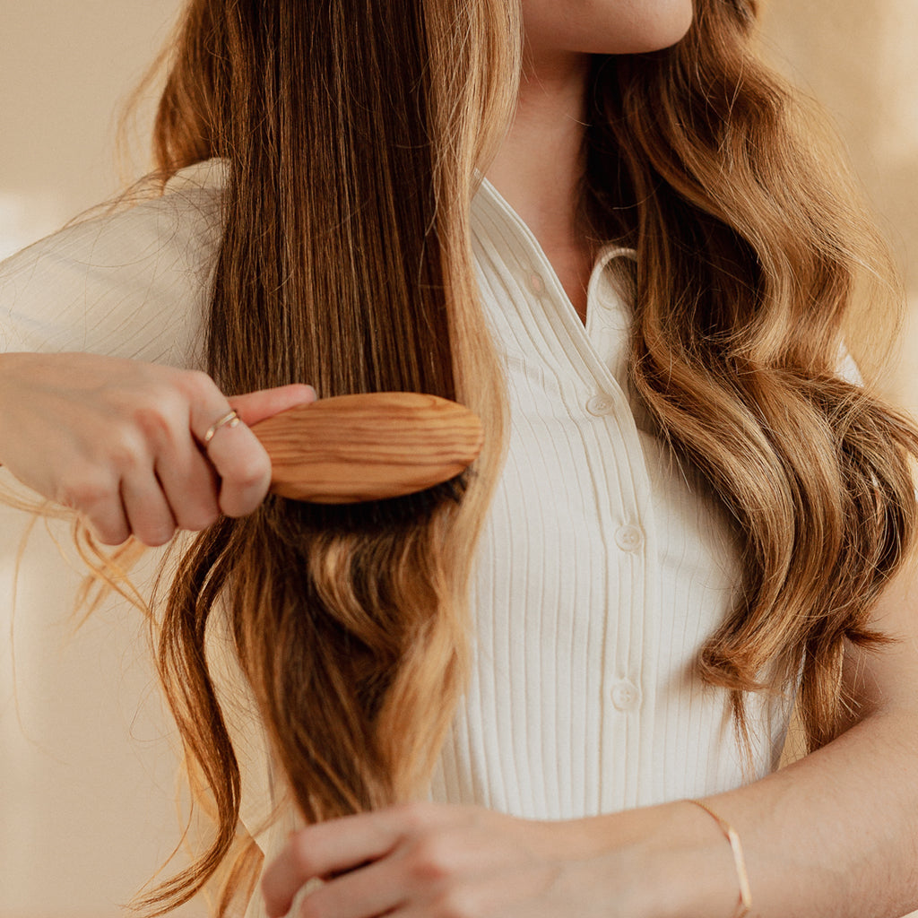 Cheveux épais : comment bien les démêler et les brosser ?