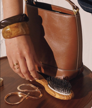 De Paris à Tokyo : les gestes beauté à adopter pour des cheveux impeccables en voyage