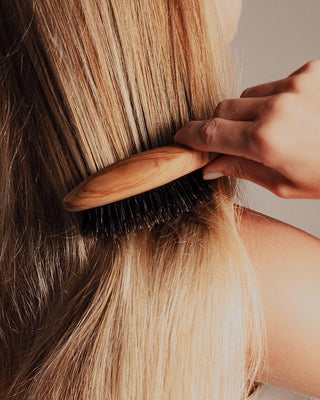 Pourquoi la brosse en poils de sanglier va changer la vie des cheveux fins ?