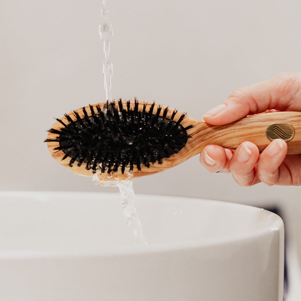 Nettoyer sa brosse à cheveux à l'aide de sa brosse nettoyante