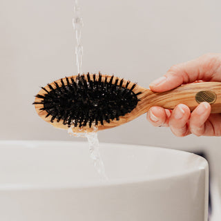 Bien nettoyer sa brosse à cheveux : le guide