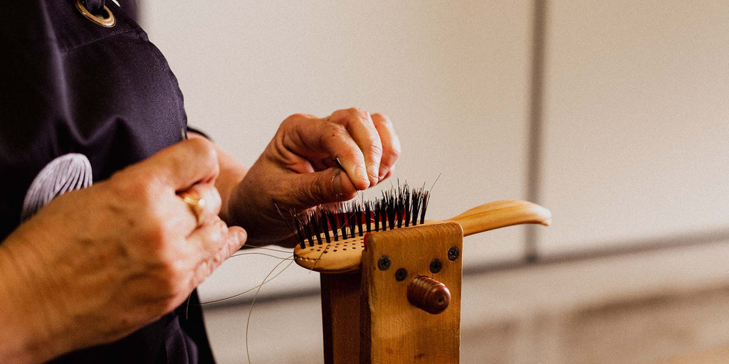 Les artisans qui font nos brosses : rencontre avec Véronique