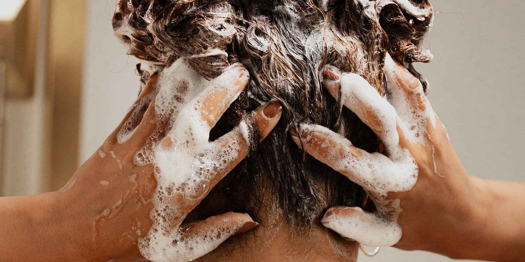 Se laver les cheveux tous les jours : bonne ou mauvaise idée ?