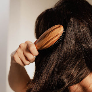 Sublimer les cheveux sans accumuler les soins : notre brosse soin, alternative minimaliste à la méthode Abbey Yung