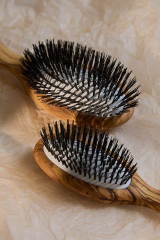 Les brosses de démêmage Altesse Studio en bois d'olivier, caoutchouc en latex et fibres en nylon biosourcé