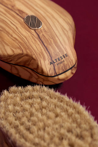 La brosse corps Vitalis Altesse Studio réinvente le brossage à sec en bois d’olivier et fibres naturelles