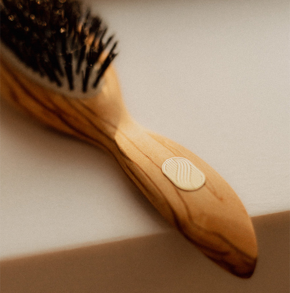 Brosse démêlante en bois d'olivier et pièce incrustée - Altesse Studio