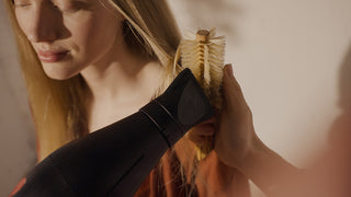 Blow-dry with Altesse Studio round brush in boar bristles, for precise styling and natural shine