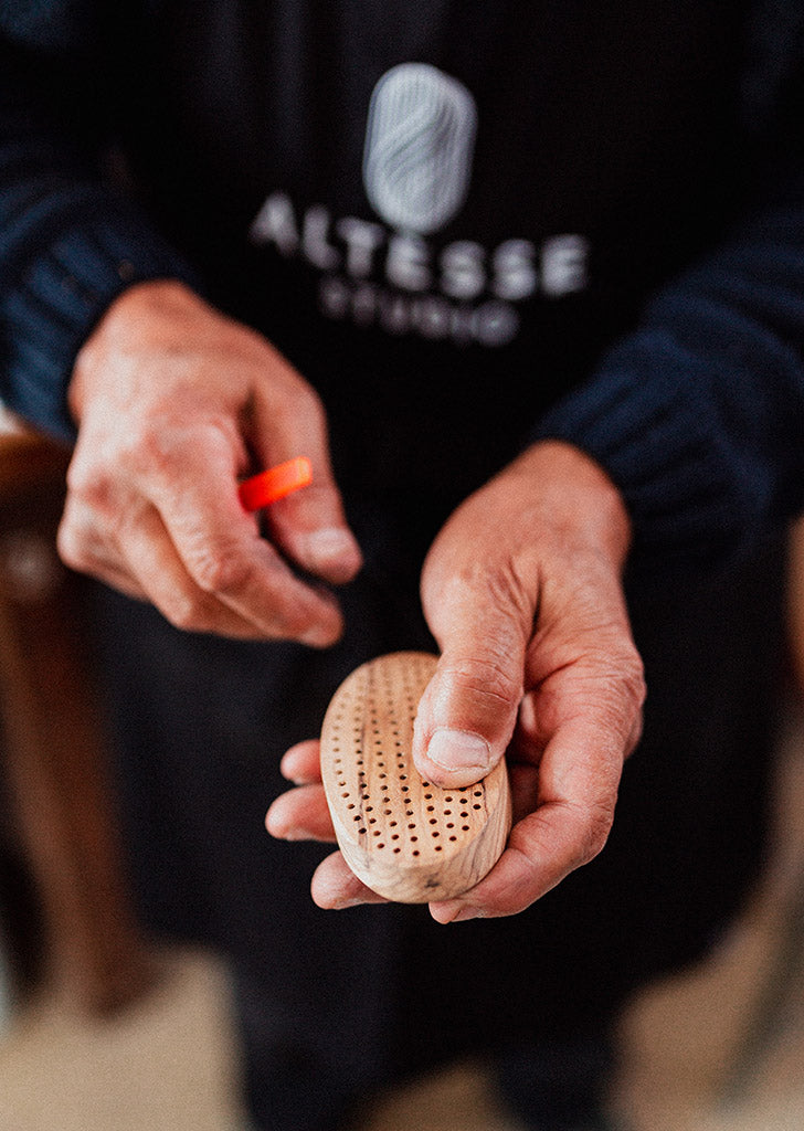 Artisan fabricant une brosse