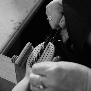 Fabrication d'une brosse à cheveux de la collection Prestige 100% à la main