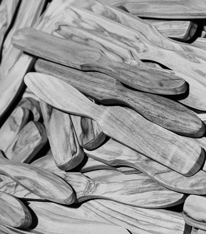 Artisan fabricant une brosse