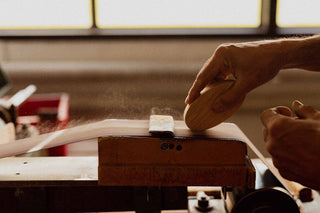 Façonnage artisanal d’un manche de brosse à cheveux en bois – savoir-faire Altesse Studio et développement sur-mesure pour marques partenaires