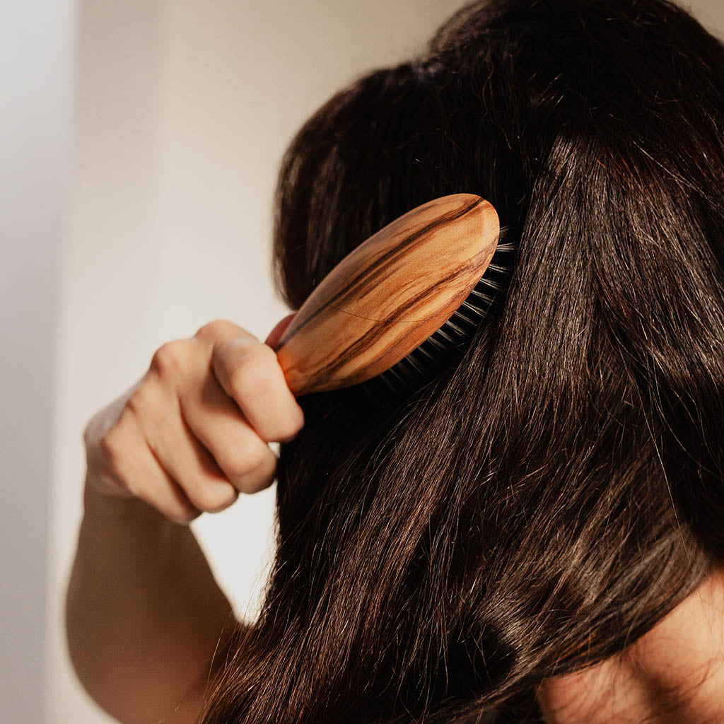 The 1st natural brushing solution, without nylon pins, for thick or dense hair