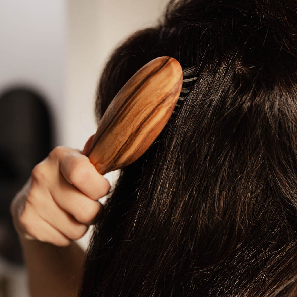 Comment la brosse en poils de sanglier prend soin des cheveux gras ?