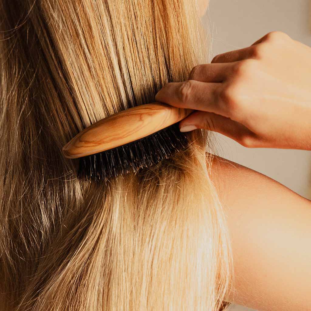 Hair brushing: a simple and natural routine for effective shine