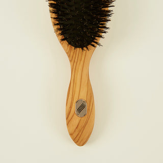 Brosse à cheveux en bois d’olivier et poils de sanglier – modèle emblématique Altesse Studio mis en lumière dans la presse beauté