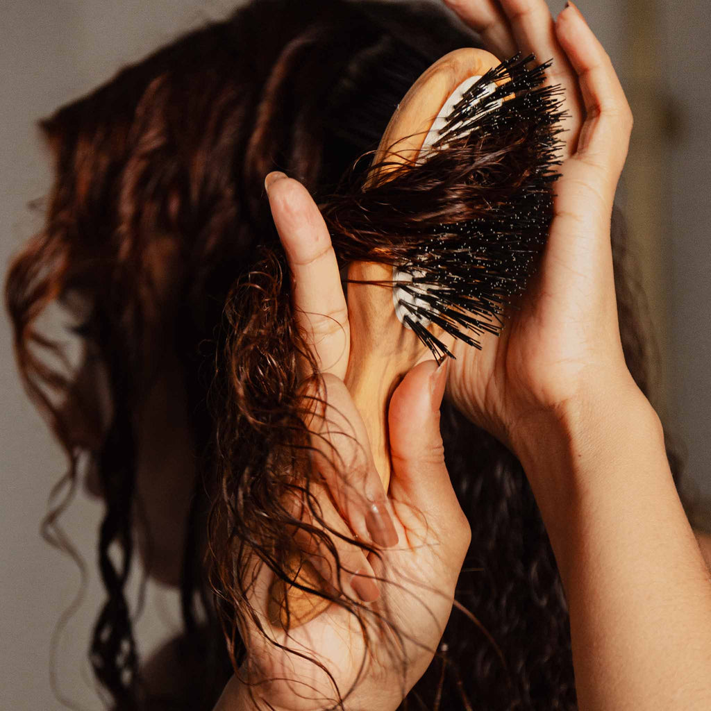 Detangling hair: the natural solution to calm sensitive scalps