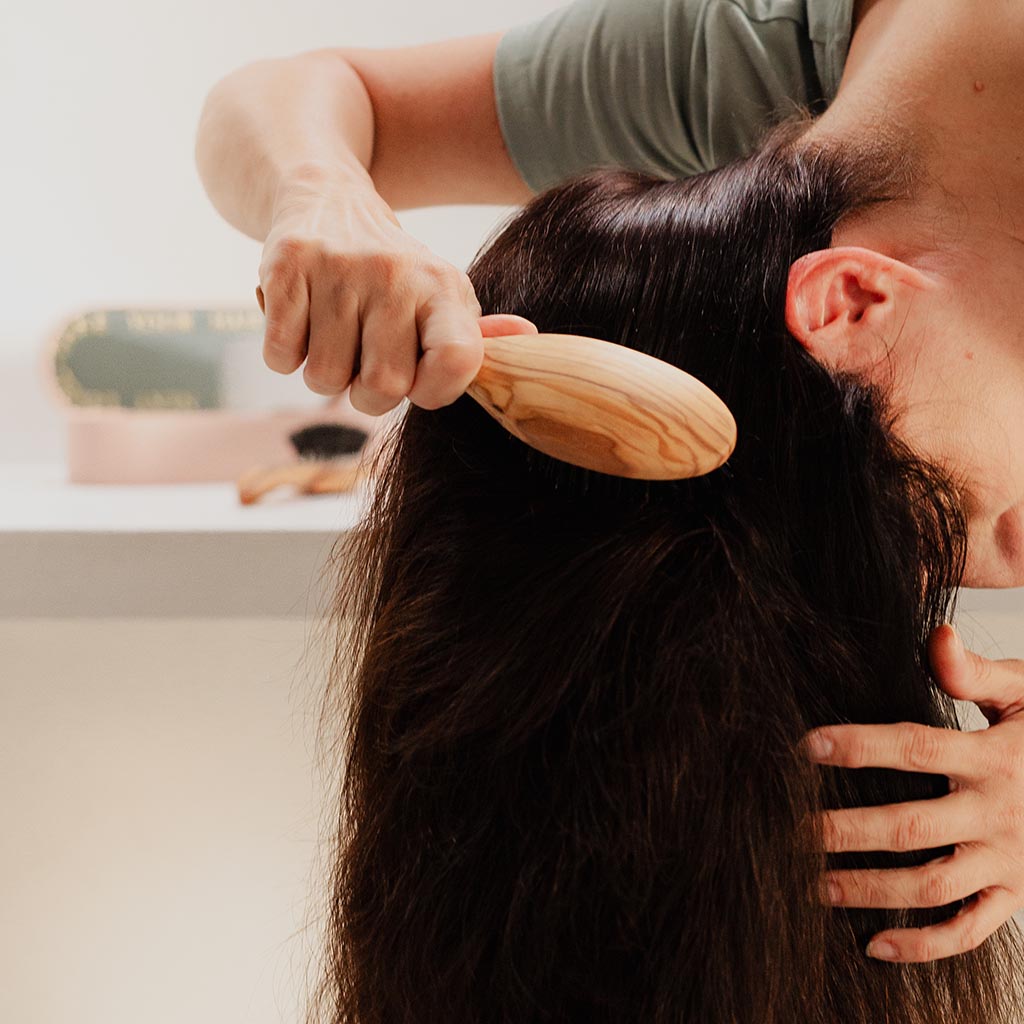 Brushing: the anti-flat hair gesture