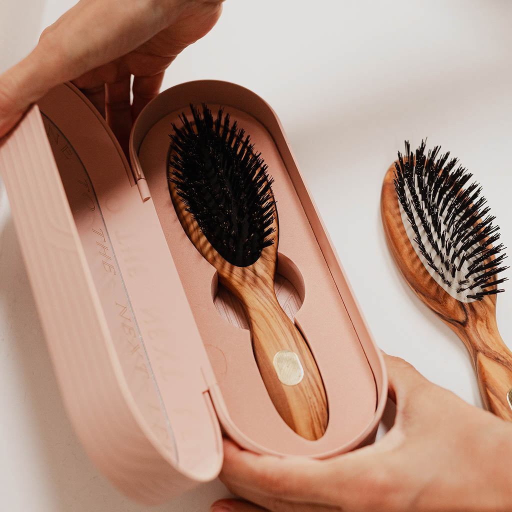 La brosse à cheveux : un allié pour diminuer les pellicules