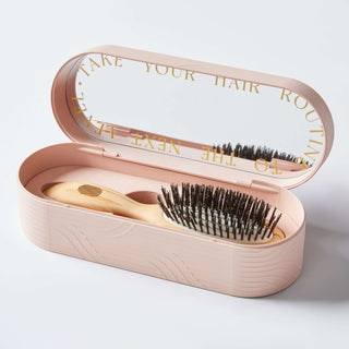 Brosse à cheveux dans une boite rose - Altesse Studio